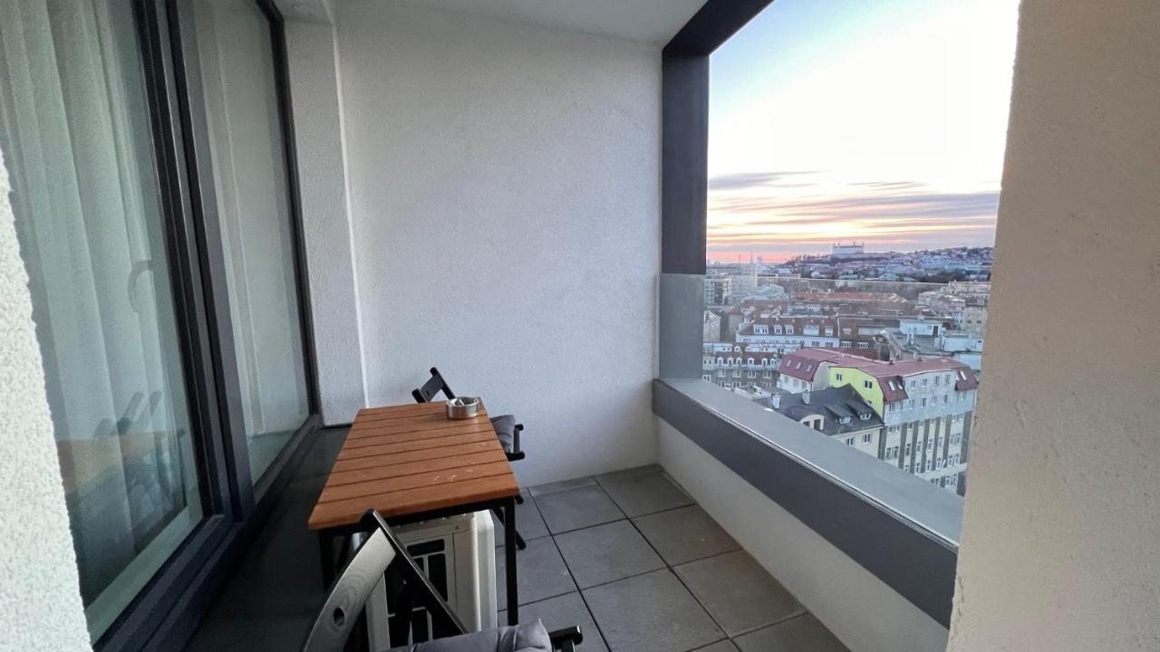 2 Room Apartment, With A View Of The Castle บราติสลาวา ภายนอก รูปภาพ
