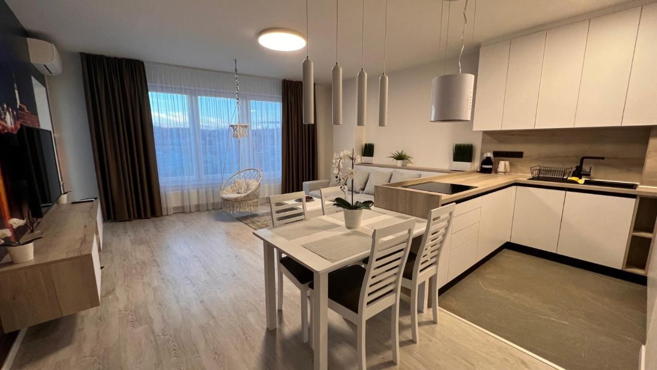 2 Room Apartment, With A View Of The Castle บราติสลาวา ภายนอก รูปภาพ
