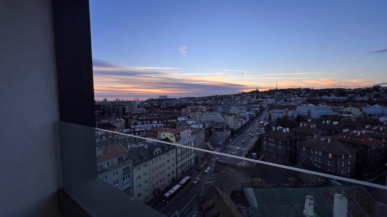 2 Room Apartment, With A View Of The Castle บราติสลาวา ภายนอก รูปภาพ